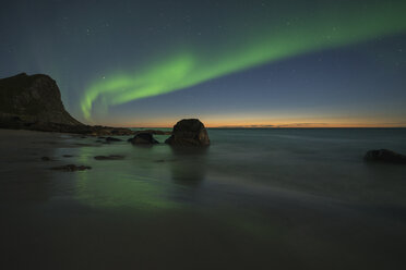Myrland Strand bei Nacht, Flakstadoya, Lofoten Inseln, Norwegen - AURF07936