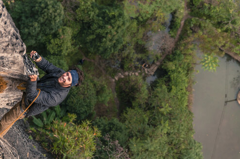 Mann beim Klettern, Yangshuo, Provinz Guangxi, China - AURF07943