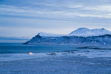 Brimilsvallakirkja-Kirche in der Ferne auf der Halbinsel Snaefellsnes, Island - AURF07946