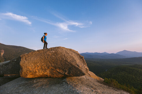 Wanderin auf Felsblock stehend, Pitchoff Mountain, Adirondack Mountains, New York State, USA - AURF07952