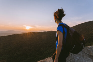 Weiblicher Wanderer mit Blick auf den Sonnenuntergang, Pitchoff Mountain, Adirondack Mountains, New York State, USA - AURF07953