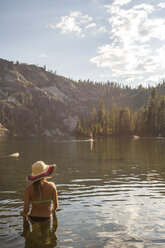 Frau im Bikini im See stehend, Shasta, Kalifornien, USA - AURF07958