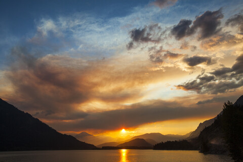 Lillooet Lake bei Sonnenuntergang in der Coast Mountain Range, British Columbia, Kanada, lizenzfreies Stockfoto