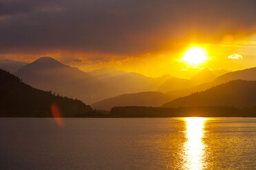 Lillooet Lake bei Sonnenuntergang in der Coast Mountain Range, British Columbia, Kanada - AURF07970