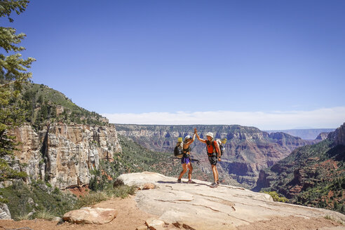 Wanderer geben sich die Hand im Grand Canyon, Arizona, USA - AURF07989