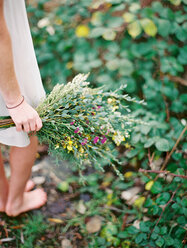 Woman holding flowers - AURF07997