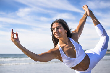 Frau macht Yoga am Strand - AURF08002