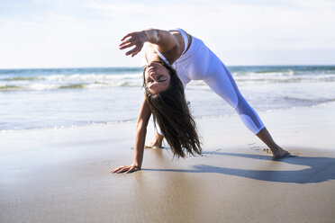 Frau macht Yoga am Strand - AURF08003