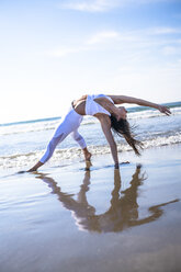 Frau macht Yoga am Strand - AURF08004