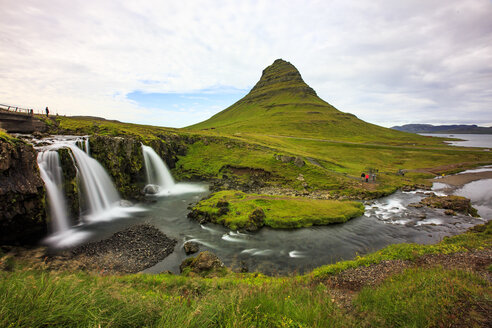 Berg Kirkjufell und Wasserfall Kirkjufellsfoss, Halbinsel Snaefellsnes, Island - AURF08009