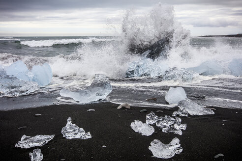 Plätschernde Wellen am Diamond Beach, Gletscherlagune Jokulsarlon, Island - AURF08010