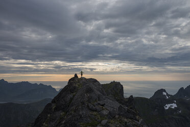 Wanderer auf dem Gipfel des Stjerntind, Flakstadoya, Lofoten Inseln, Norwegen - AURF08013