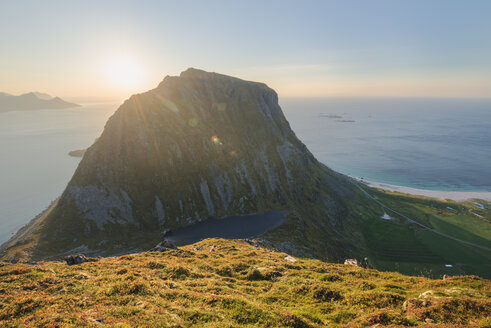 Berggipfel Veggen, Vestvagoya, Lofoten-Inseln, Norwegen - AURF08014