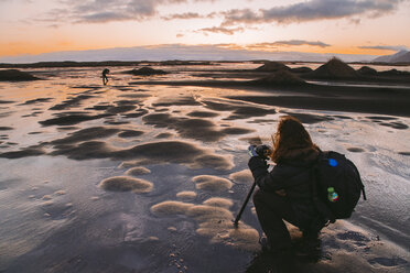 Fotograf nimmt Bild bei Sonnenuntergang auf, Island - AURF08023