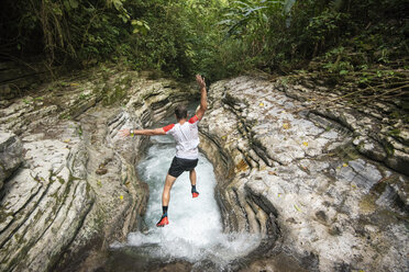 Springen in einen Fluss in Los Limones, Xicotepec, Bundesstaat Puebla, Mexiko - AURF08036