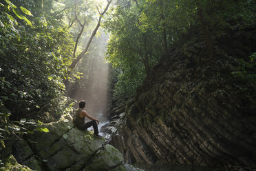 Erkundung einer Schlucht in Los Limones, Xicotepec, Bundesstaat Puebla, Mexiko - AURF08039