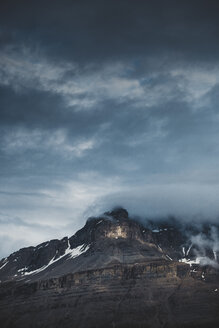 Berggipfel in den kanadischen Rocky Mountains, Saskatchewan River Crossing, Icefields Parkway, Alberta, Kanada - AURF08052