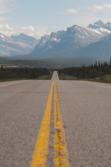 David Thompson Highway und Berge der kanadischen Rocky Mountains, Icefields Parkway, Alberta, Kanada - AURF08053