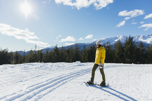 Frau beim Schneeschuhwandern, Whistler, British Columbia, Kanada - AURF08074