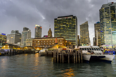 Neuseeland, Auckland, HSBC-Gebäude im Abendlicht, lizenzfreies Stockfoto