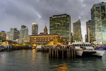 New Zealand, Auckland, HSBC building in the evening light - RUN00464