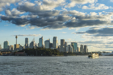 Australien, New South Wales, Sydney, Zentrales Geschäftsviertel im Abendlicht - RUNF00519