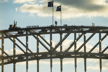 Australien, New South Wales, Sydney, Touristen auf der Sydney Harbour Bridge - RUNF00525