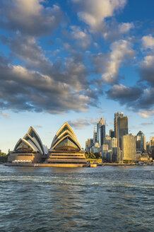 Australien, New South Wales, Sydney, Geschäftsviertel und Opernhaus von Sydney im Abendlicht - RUNF00527