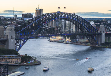Australien, New South Wales, Sydney, Sydney Harbour Bridge in den Abendstunden - RUNF00532