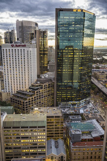 Australien, New South Wales, Sydney, Zentrales Geschäftsviertel am Abend - RUNF00534