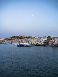 Italien, Kampanien, Neapel, Golf von Neapel, Insel Procida, Marina di Sancio Cattolico im Morgenlicht - AMF06511