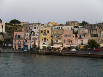 Italien, Kampanien, Neapel, Golf von Neapel, Insel Procida, Marina di Sancio Cattolico im Morgenlicht - AMF06513