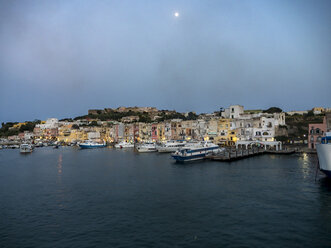 Italien, Kampanien, Neapel, Golf von Neapel, Insel Procida, Marina di Sancio Cattolico im Morgenlicht - AMF06514