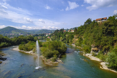 Montenegro, Bijelo Polje, Fluss Lim und Springbrunnen - SIEF08253