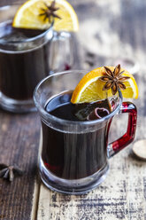 Homemade mulled beer, garnished with cinnamon and star anise - SARF04025