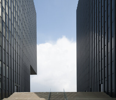 Germany, Duesseldorf, two facades at Media Harbour - SKAF00089