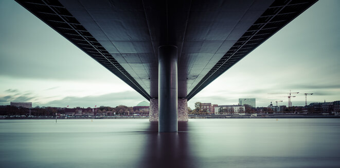 Deutschland, Duesseldorf, Oberkasseler Brücke - SKAF00090