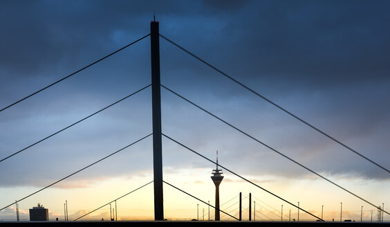 Deutschland, Düsseldorf, Oberkasseler Brücke mit Fernsehturm im Hintergrund in der Dämmerung - SKAF00094