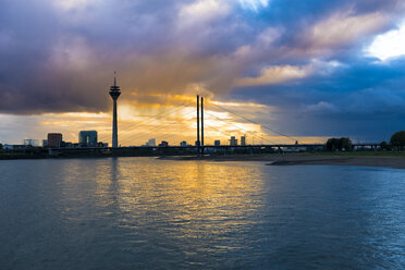 Deutschland, Düsseldorf, Oberkasseler Brücke mit Medienhafen und Fernsehturm im Hintergrund - SKAF00096