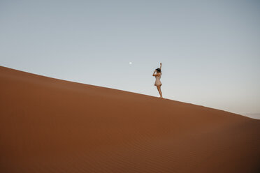 Namibia, Namib-Wüste, Namib-Naukluft-Nationalpark, Sossusvlei, Frau steht auf der Elim-Düne bei Sonnenuntergang - LHPF00233
