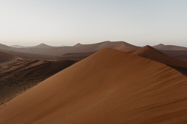Namibia, Namib-Wüste, Namib-Naukluft-Nationalpark, Sossusvlei, Sonnenuntergang an der Düne 45 - LHPF00236