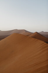 Namibia, Namib-Wüste, Namib-Naukluft-Nationalpark, Sossusvlei, Sonnenuntergang an der Düne 45 - LHPF00237