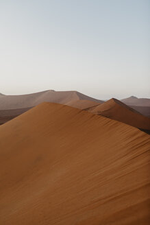 Namibia, Namib-Wüste, Namib-Naukluft-Nationalpark, Sossusvlei, Sonnenuntergang an der Düne 45 - LHPF00237