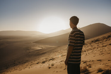 Namibia, Namib-Wüste, Namib-Naukluft-Nationalpark, Sossusvlei, Mann an der Düne 45 bei Sonnenaufgang - LHPF00242