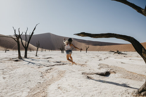 Namibia, Namib-Wüste, Namib-Naukluft-Nationalpark, Sossusvlei, Frau bewegt sich im Deadvlei - LHPF00249