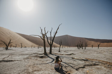 Namibia, Namib-Wüste, Namib-Naukluft-Nationalpark, Sossusvlei, Frau sitzt im Deadvlei - LHPF00250