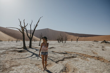 Namibia, Namib-Wüste, Namib-Naukluft-Nationalpark, Sossusvlei, Frau wandert im Deadvlei - LHPF00251