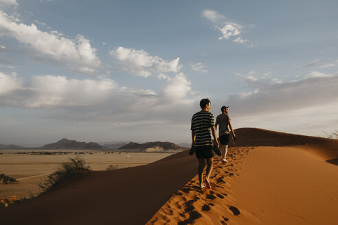 Namibia, Namib-Wüste, Namib-Naukluft-Nationalpark, Sossusvlei, zwei Männer wandern auf der Elim-Düne bei Sonnenuntergang - LHPF00254