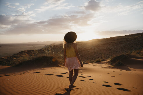Namibia, Namib-Wüste, Namib-Naukluft-Nationalpark, Sossusvlei, Frau läuft bei Sonnenuntergang auf der Elim-Düne - LHPF00256