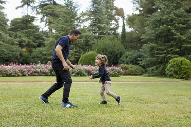 Vater und Sohn spielen zusammen im Park - MAUF02066